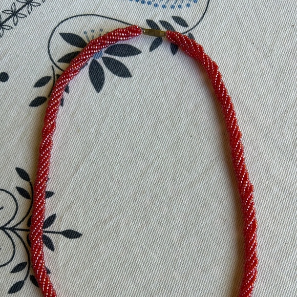 Twisted 6-strand raspberry beaded necklace - Picture 1 of 2